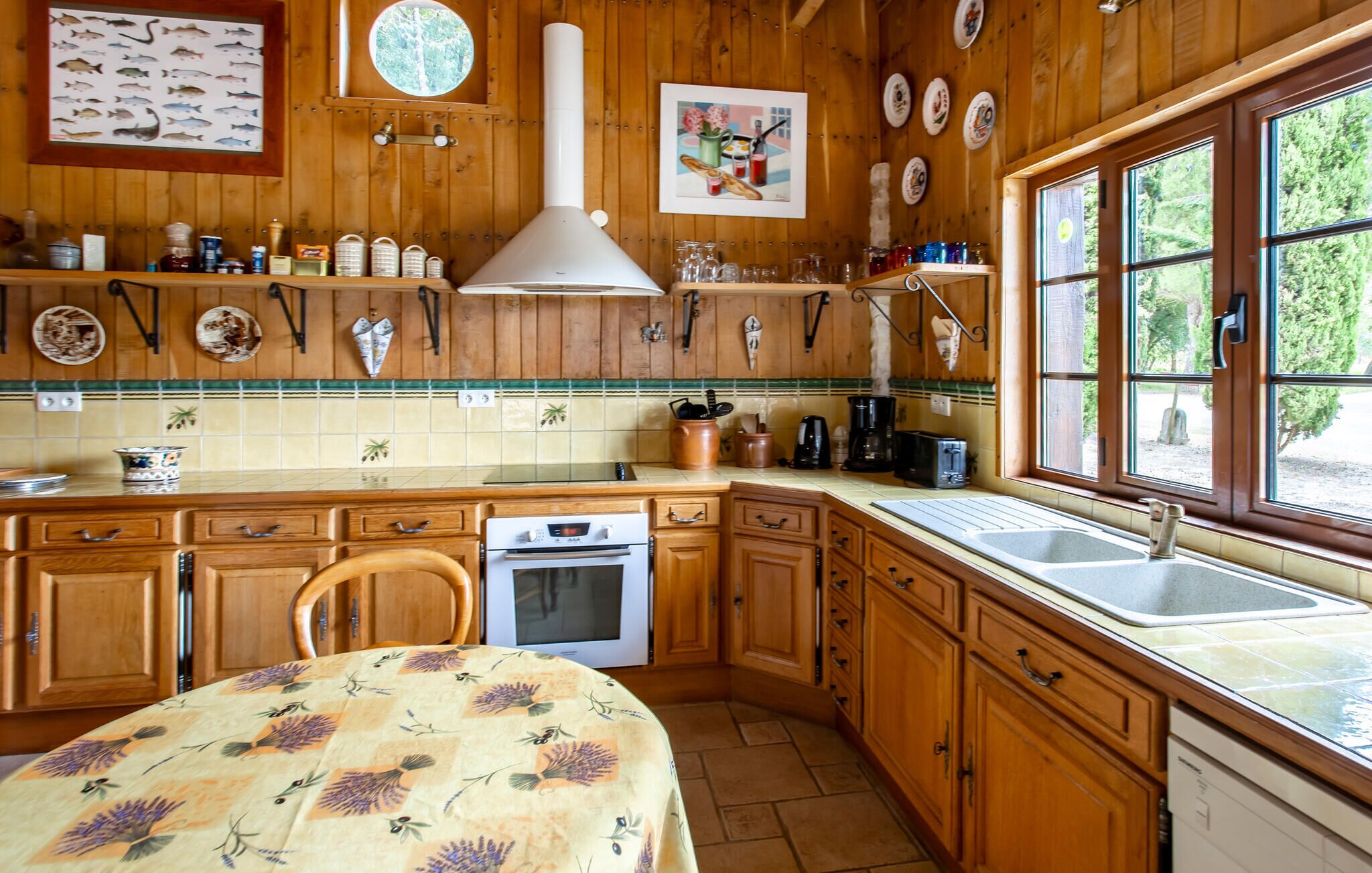 Frigorifero, forno, piano cottura, lavastoviglie