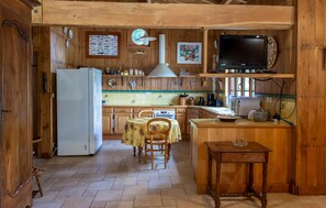 Wasserkocher mit Kaffee-/Teezubehör, Kühlschrank, Mikrowelle, Ofen