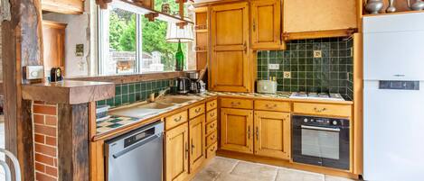 Frigorifero, forno, piano cottura, lavastoviglie