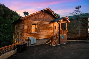 Exterior detail - Indoor Pool & HotTub - Mins to Downtown- Sleeps 10 (Sevierville)