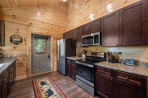 Coffee/tea maker, fridge, microwave, oven - Indoor Pool & HotTub - Mins to Downtown- Sleeps 10 (Sevierville)