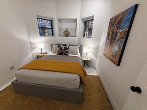 2 bedrooms, desk, free WiFi, bed sheets - 2 bedroom 1.5 in Boystown a short walk to Wrigley Field, close to everything (Chicago)