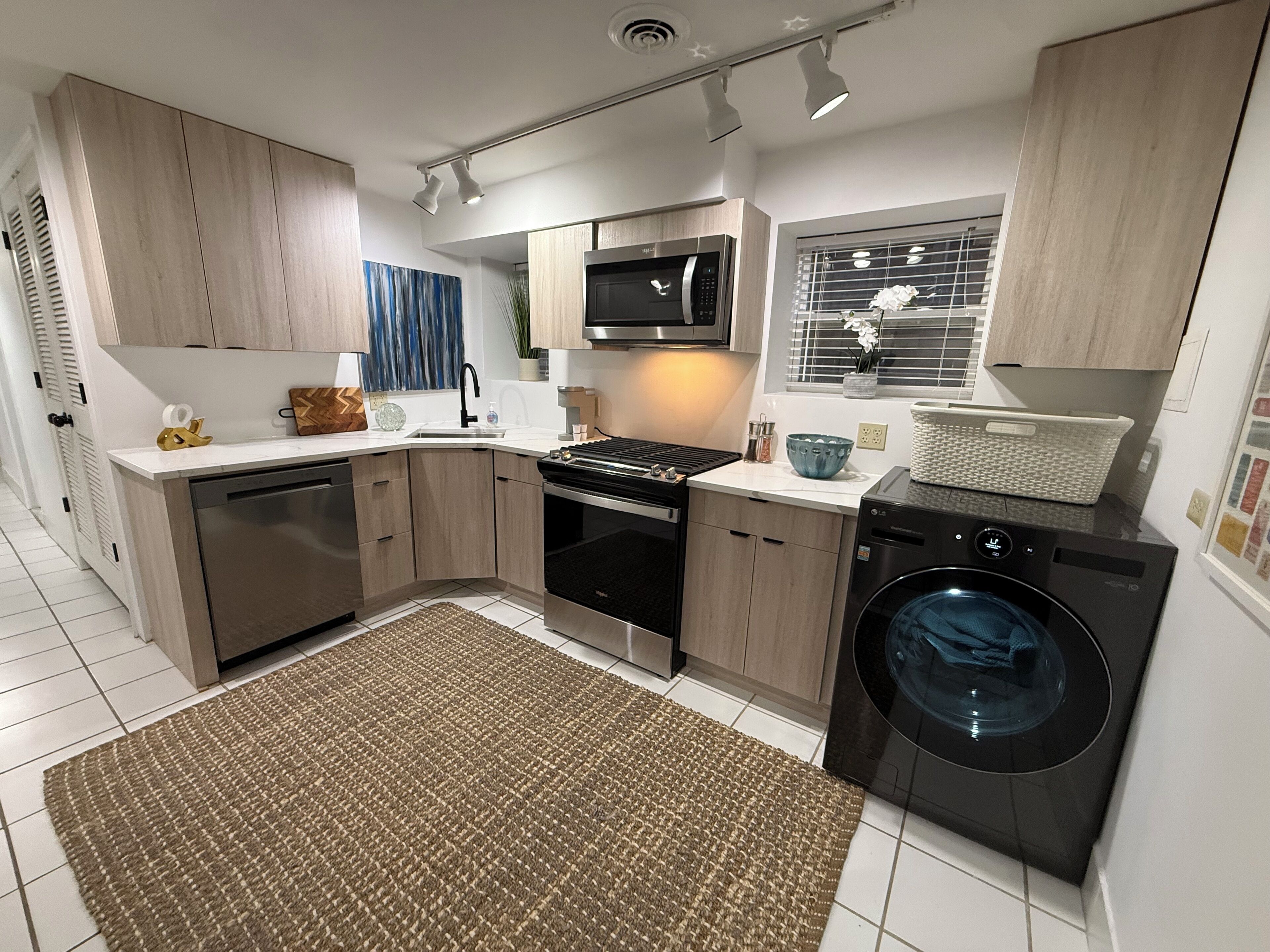 Coffee/tea maker, fridge, microwave, oven