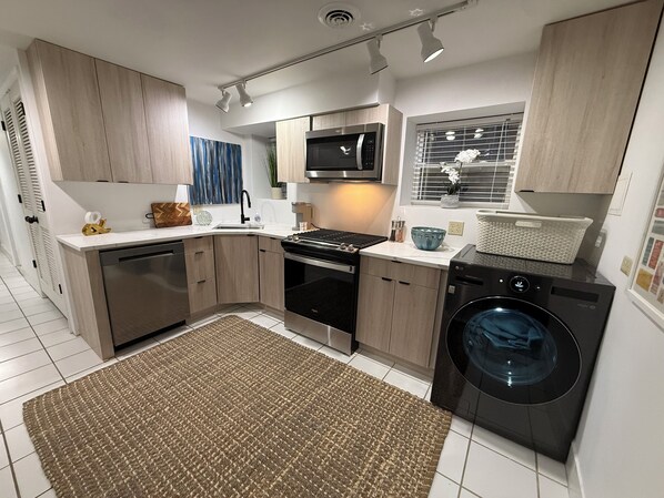 Refrigerador, microondas, horno y parrilla de estufa 