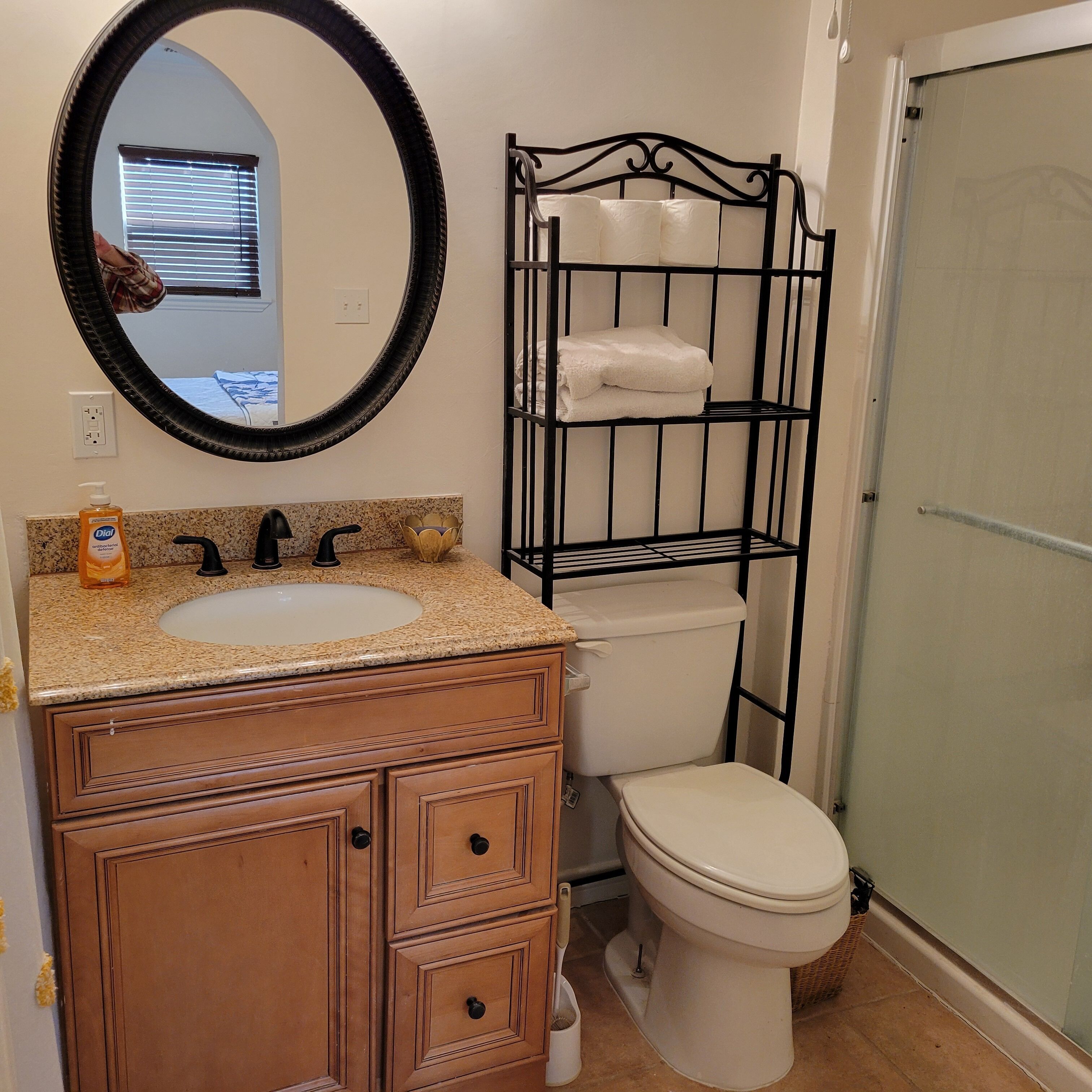 吹风机、毛巾、肥皂、卫生纸