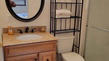 吹风机、毛巾、肥皂、卫生纸