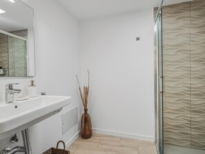 Douche, sèche-cheveux, serviettes fournies