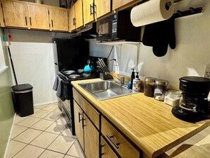 Een koelkast, een microgolfoven, een oven, een kookplaat