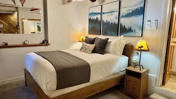 Een strijkplank/strijkijzer, wifi, beddengoed