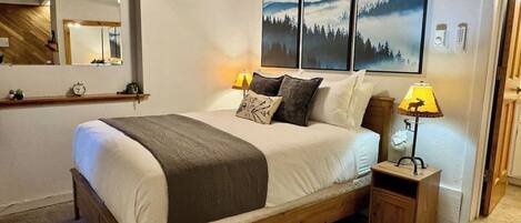 Tabla de planchar con plancha, wifi y ropa de cama