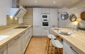 Wasserkocher mit Kaffee-/Teezubehör, Kühlschrank, Mikrowelle, Ofen