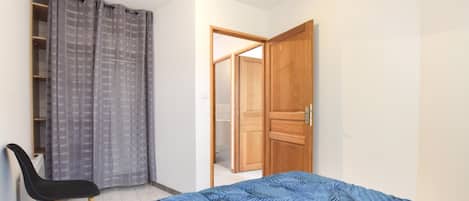 2 bedrooms, travel crib, free WiFi