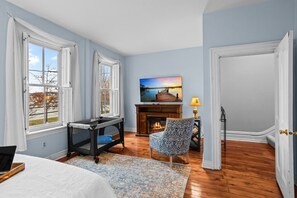4 bedrooms, desk, iron/ironing board, WiFi - 4BR Historic Home · Riverfront · Near Hersheypark (Harrisburg)