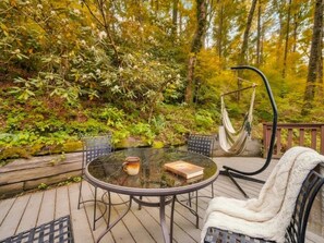 Outdoor dining - Mountain Retreat Near Gatlinburg Downtown: Hot Tub, Firepit, King Bed, Games (Gatlinburg)
