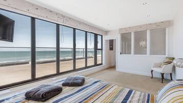 Bureau, fer et planche Ă repasser, lit parapluie, Wi-Fi