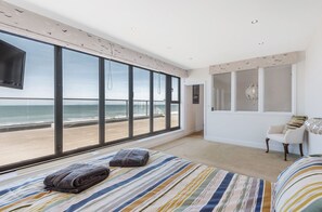 Bureau, fer et planche à repasser, lit parapluie, Wi-Fi