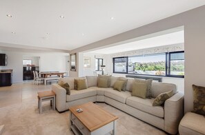 Living area - Fleetwood: East Wittering Beachfront Home – Sleeps 12, Sea Views & Garden (East Wittering)
