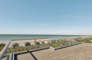 Property grounds - Fleetwood: East Wittering Beachfront Home – Sleeps 12, Sea Views & Garden (East Wittering)