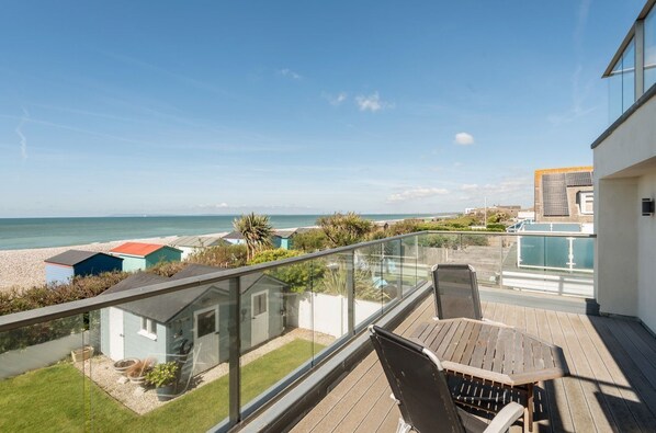 Outdoor dining - Fleetwood: East Wittering Beachfront Home – Sleeps 12, Sea Views & Garden (East Wittering)