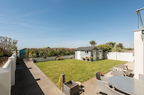 Outdoor dining - Fleetwood: East Wittering Beachfront Home – Sleeps 12, Sea Views & Garden (East Wittering)