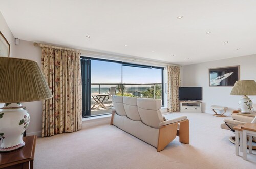 Fleetwood: East Wittering Beachfront Home – Sleeps 12, Sea Views & Garden