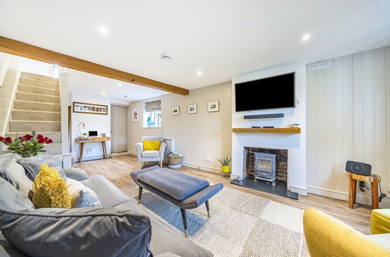 Smart-tv, een open haard en een stereo