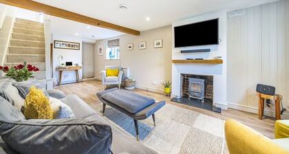 West Wittering Rosemary Cottage – Sleeps 5, Nr Beach, Parking & Family Friendly