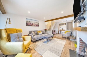 Una Smart TV, una chimenea, un reproductor estéreo