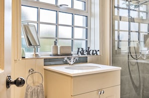 Shower, hair dryer, towels - West Wittering Rosemary Cottage – Sleeps 5, Nr Beach, Parking & Family Friendly (West Wittering)