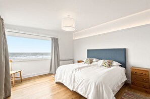 Travel cot, WiFi, bed sheets - Dots: Seaside 6-Bed Beachfront Home in East Wittering – Sleeps 11, Pet Friendly (East Wittering)