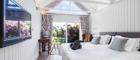 Tabla de planchar con plancha, cuna de viaje, wifi y ropa de cama