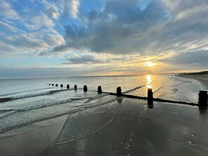 Beach - Sleeps 10 | Beach House 200m from Sea | Walk to East Wittering (West Wittering)