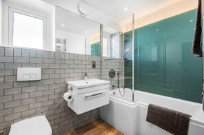 Shower, hair dryer, towels - Sleeps 10 | Beach House 200m from Sea | Walk to East Wittering (West Wittering)