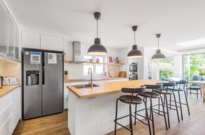 Fridge, microwave, oven, dishwasher - Sleeps 10 | Beach House 200m from Sea | Walk to East Wittering (West Wittering)