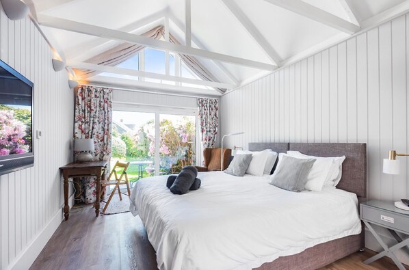 Iron/ironing board, travel cot, WiFi, bed sheets - Sleeps 10 | Beach House 200m from Sea | Walk to East Wittering (West Wittering)