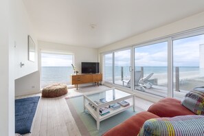 Smart TV - Seascape: Bracklesham Bay Beachfront Home – Sleeps 6, Coastal Views (Bracklesham Bay)