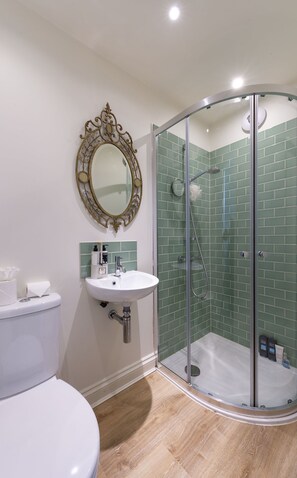 Hair dryer, towels - Seascape: Bracklesham Bay Beachfront Home   – Sleeps 6, Coastal Views (Bracklesham Bay)
