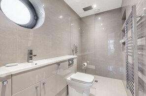 Shower, hair dryer, towels - Samphire: Stunning Seafront Beach Home – Sleeps 6, 3 Bedrooms & Garden (West Wittering)