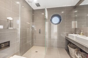 Shower, hair dryer, towels - Samphire: Stunning Seafront Beach Home – Sleeps 6, 3 Bedrooms & Garden (West Wittering)