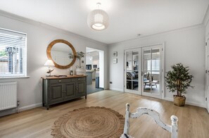 Smart TV, fireplace, stereo, offices - Little Orchard: West Wittering Home – Sleeps 10, 5 Bedrooms & Hot Tub (West Wittering)