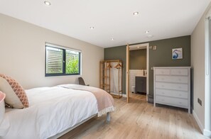 Schreibtisch, Bügeleisen/Bügelbrett, Reisekinderbett, WLAN