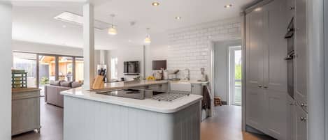 Réfrigérateur, micro-ondes, four, lave-vaisselle