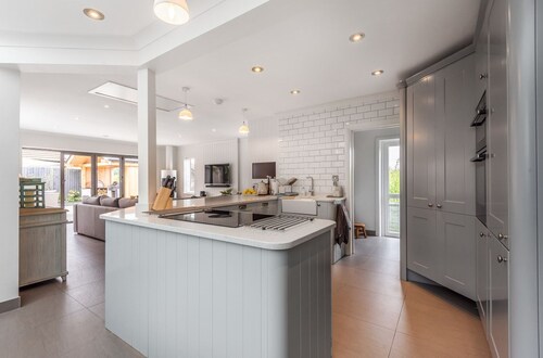 Little Orchard: West Wittering Home – Sleeps 10, 5 Bedrooms & Hot Tub