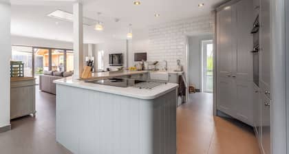 Little Orchard: West Wittering Home – Sleeps 10, 5 Bedrooms & Hot Tub