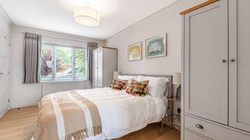 Desk, iron/ironing board, travel cot, WiFi
