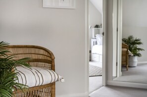 Schreibtisch, Bügeleisen/Bügelbrett, Reisekinderbett, WLAN
