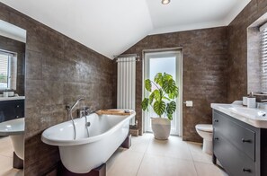 Hair dryer, towels - Little Orchard: West Wittering Home – Sleeps 10, 5 Bedrooms & Hot Tub (West Wittering)
