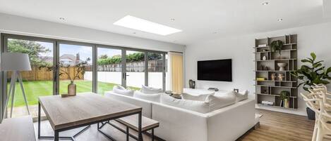 Una Smart TV, un reproductor estéreo