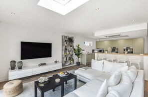 Smart TV, stereo - Cirrus: Modern Coastal Home in East Wittering – Sleeps 8, Perfect for Families (West Wittering)