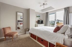 3 Schlafzimmer, Schreibtisch, Bügeleisen/Bügelbrett, Reisekinderbett